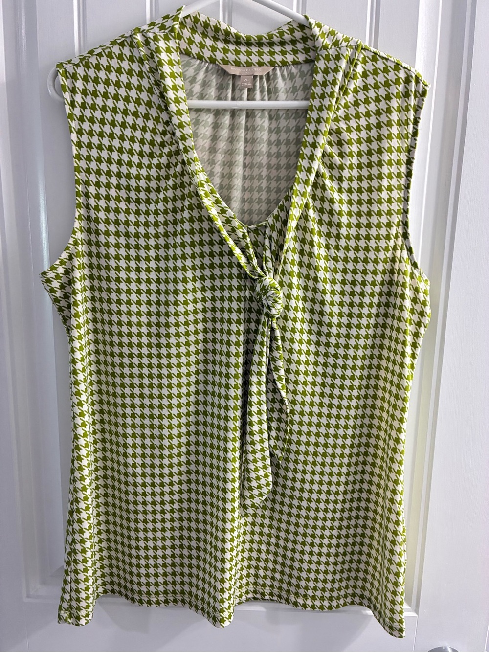 Banana Republic Sleeveless Tie-Neck Tank Top in Lime Green and White Houndstooth
